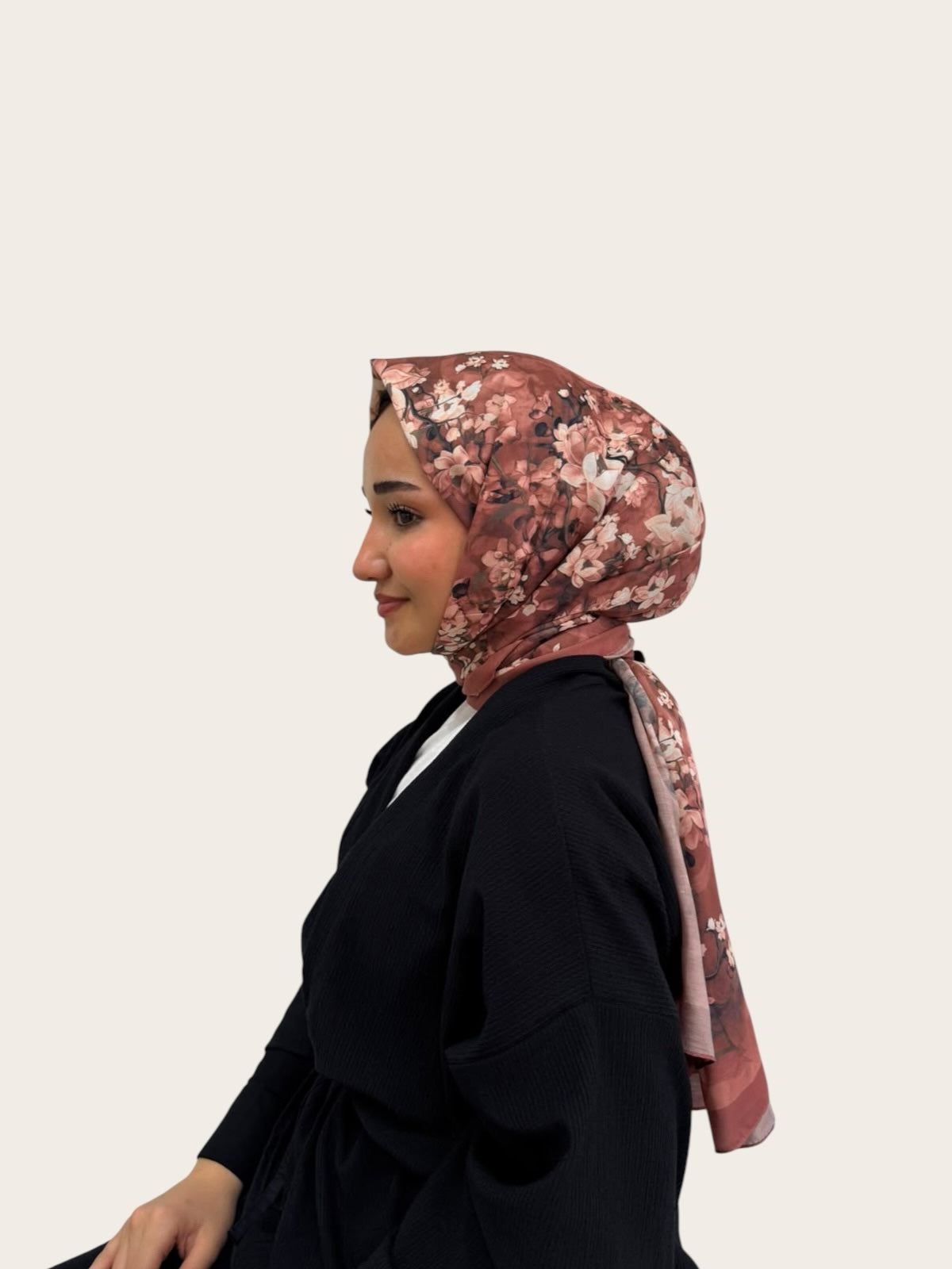 Loressina marka toprak tonlarında çiçek desenli, yumuşak dokulu ve kolay şekil alan zarif ipek şal modeli