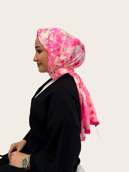 Loressina marka pembe çiçek desenli, ipek dokulu, modern bağlama stiline sahip zarif kadın şal modeli
