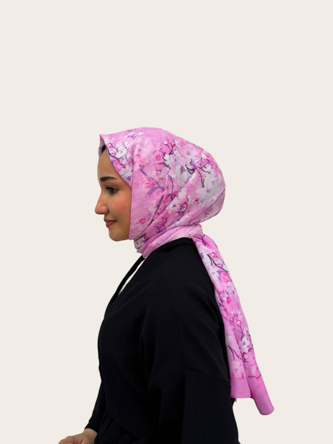 loressina pembe çiçek desenli, beyaz ve mor detaylı, hafif dokulu günlük şal takan bir kadın profili