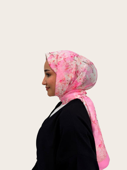 Loressina marka, pembe tonlarında çiçek desenli, hafif ve yumuşak dokulu günlük şal modeli.